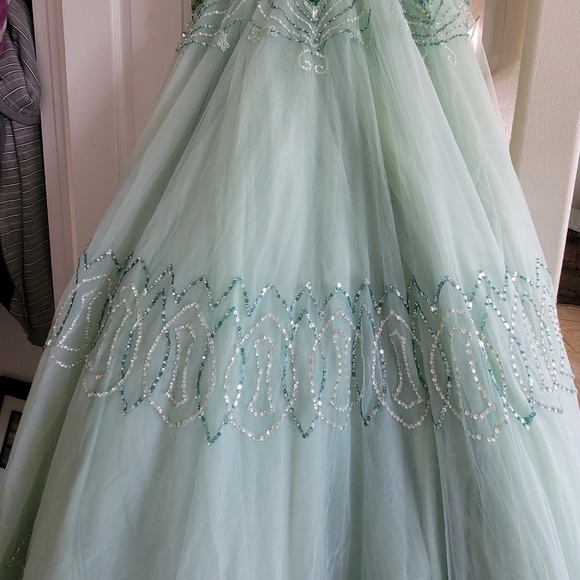 Luxurious long sleeve ballgown - Picture 3 of 16